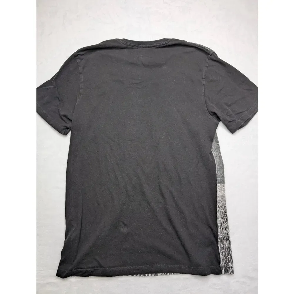 True Religion World Tour Mens T-Shirt XS Planet Stargazing Couple Park Bench Y2K